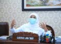 Gubernur Jawa Timur, Khofifah Indar Parawansa memberikan selamat kepada Komjen Listyo Sigit Prabowo sebagai Kapolri yang baru. (Foto: Rangga Aji/Tugu Jatim)