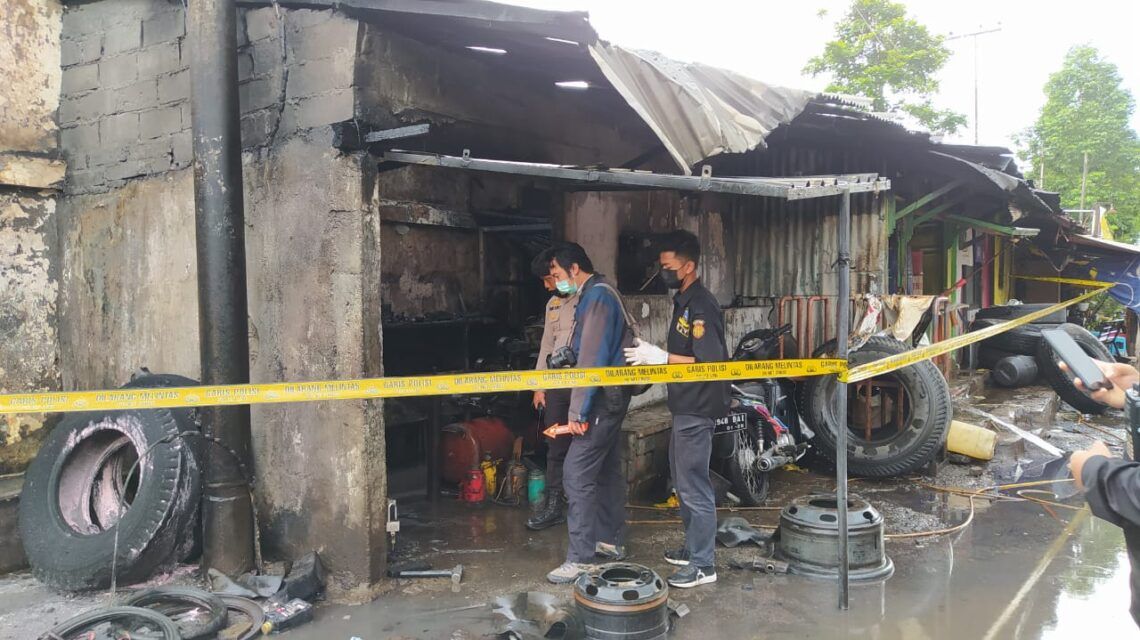 Bongkar Ban Truk Pertamina, Kios Tambal Ban di Malang Ludes Terbakar 1 Kios tambal ban di Jalan Bingkil, terusan jalan Halmahera dekat Depo PT Pertamina habis terbakar, Senin (4/1/2021) siang. Kini sudah dipasang garis polisi (police line) Foto : Azmy