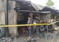 Kios tambal ban di Jalan Bingkil, terusan jalan Halmahera dekat Depo PT Pertamina habis terbakar, Senin (4/1/2021) siang. Kini sudah dipasang garis polisi (police line) Foto : Azmy