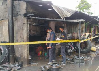 Kios tambal ban di Jalan Bingkil, terusan jalan Halmahera dekat Depo PT Pertamina habis terbakar, Senin (4/1/2021) siang. Kini sudah dipasang garis polisi (police line) Foto : Azmy