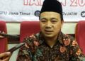 Komisioner KPU Jatim, M Arbayanto sedang diwawancara oleh pewarta di Surabaya. (Dokumen/Kominfo Jatim)
