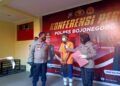 Kapolres Bojonegoro AKBP Eva Guna Pandia melakukan interogasi kepada pelaku pencurian saat sesi konferensi pers, Selasa (26/1/2021). (Foto: Mila Arinda/Tugu Jatim)
