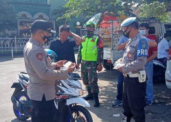 Koramil 0819/12 Purwosari bersama Forkopimka mensosialisasikan PPKM dilakukan di Pasar Baru dan jalan desa Bakalan Kecamatan Purwosari Pasuruan, Jumat (22/01/21). (Foto: Dokumen)