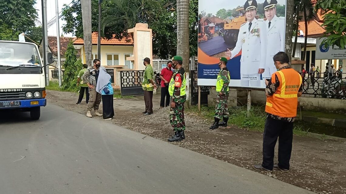 Sosialiasi terkait protokol kesehatan yang dilakukan oleh Koramil 0819/15 Winongan. (Foto: Dokumen)