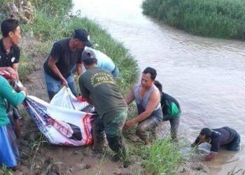 Proses evakuasi korban tenggelan di Sungai Avour Suru, Tuban. (Foto: Dokumen Warga)
