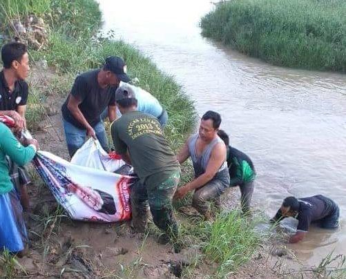 Proses evakuasi korban tenggelan di Sungai Avour Suru, Tuban. (Foto: Dokumen Warga)