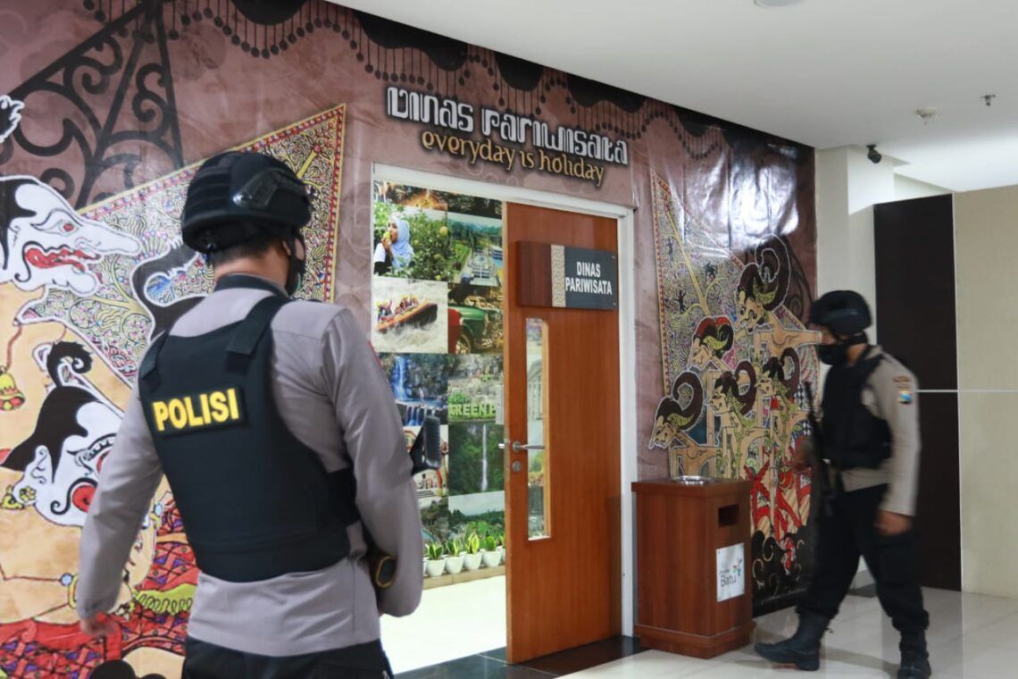 KPK Geledah Balai Kota Batu Terkait Kasus Gratifikasi 1 KPK datangi Balai Kota Among Tani, Kota Batu. (Foto: Rza/Tugu Malang/Tugu Jatim)