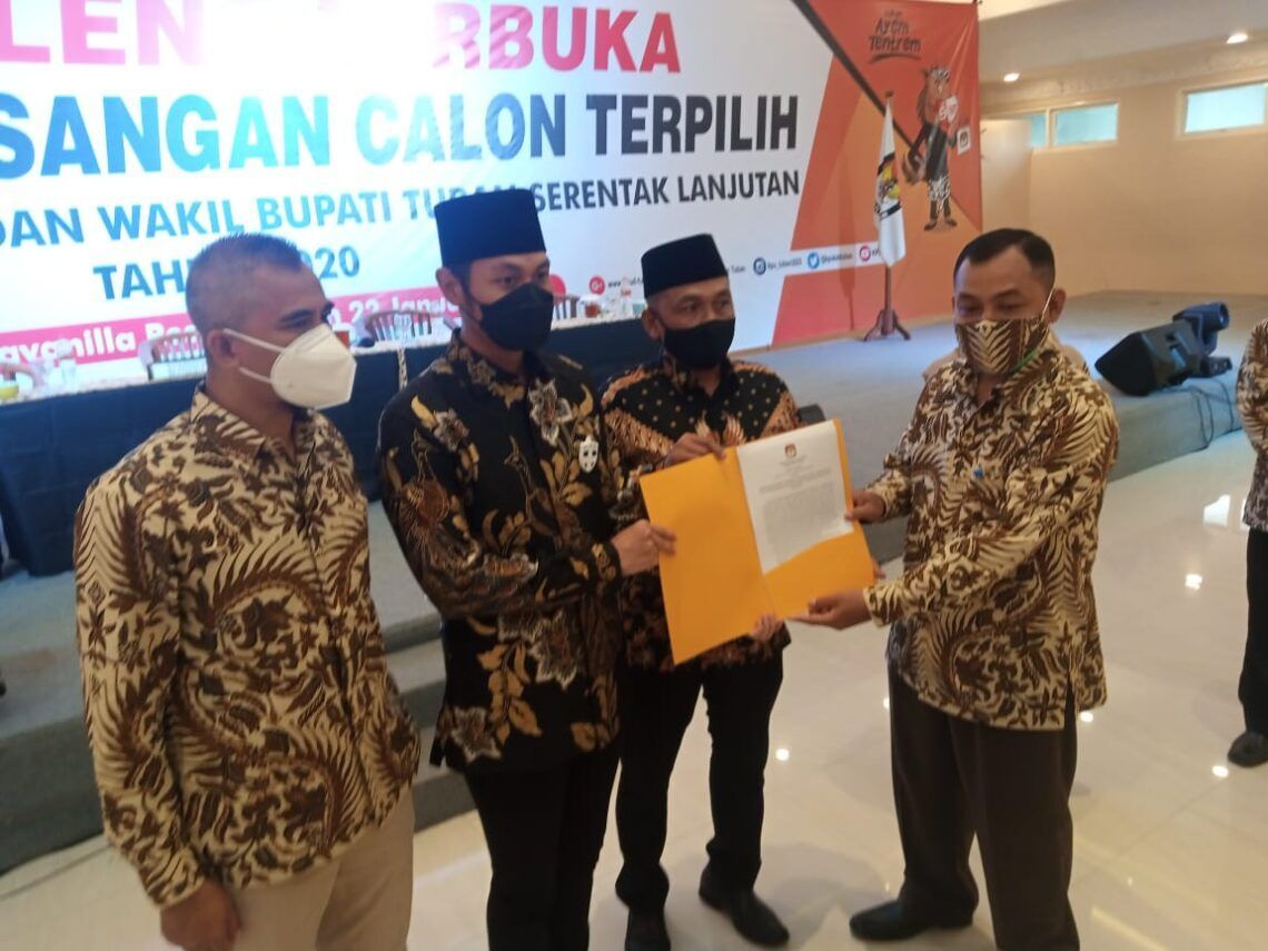Ketua KPU Tuban, Fatkul Iksan menyerahkan SK penetapan Paslon terpilih di Pilbup Tuban 2020 kepada Halindra Faridky dan Riyadi. (Foto: Moch Abdurrochim/Tugu Jatim)