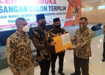 Ketua KPU Tuban, Fatkul Iksan menyerahkan SK penetapan Paslon terpilih di Pilbup Tuban 2020 kepada Halindra Faridky dan Riyadi. (Foto: Moch Abdurrochim/Tugu Jatim)