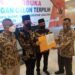 Lindra-Riyadi Resmi Ditetapkan Pemenang Pilbup Tuban 2020 oleh KPU 9 Ketua KPU Tuban, Fatkul Iksan menyerahkan SK penetapan Paslon terpilih di Pilbup Tuban 2020 kepada Halindra Faridky dan Riyadi. (Foto: Moch Abdurrochim/Tugu Jatim)