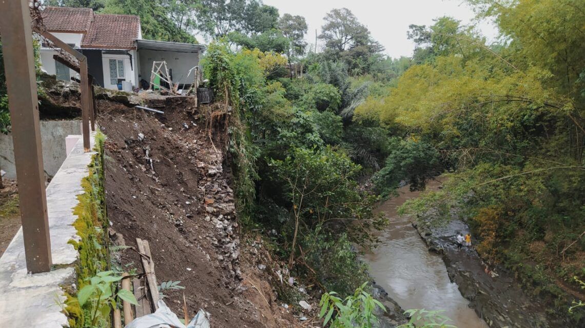 Longsor di Kota Malang, DPRD Kritik Pengembang yang Bangun Rumah di Bibir Sungai 1 Longsor yang terjadi di Bunulrejo, Kota Malang. (Foto: Pemkot Malang)