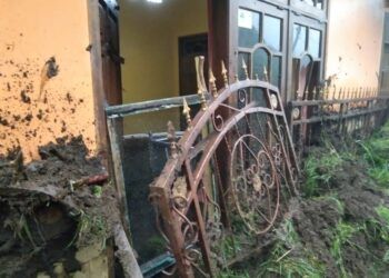 Bencana tanah longsor yang terjadi di Tosari, Pasuruan. (Foto: Agus Setiawan/Tugu Jatim)