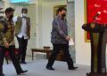Menkes Budi Gunadi Sadikin, Menko Perekonomian Airlangga Hartarto, dan Ketua Satgas Penanganan COVID-19 Doni Monardo saat menyampaikan keterangan pers, di Kantor Presiden, Jakarta, Rabu (06/01/2021) siang. (Foto: Sekretaris Kabinet)
