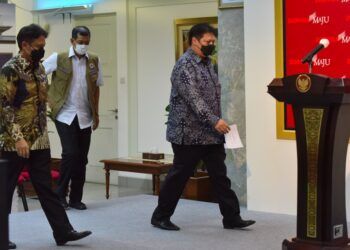 Menkes Budi Gunadi Sadikin, Menko Perekonomian Airlangga Hartarto, dan Ketua Satgas Penanganan COVID-19 Doni Monardo saat menyampaikan keterangan pers, di Kantor Presiden, Jakarta, Rabu (06/01/2021) siang. (Foto: Sekretaris Kabinet)
