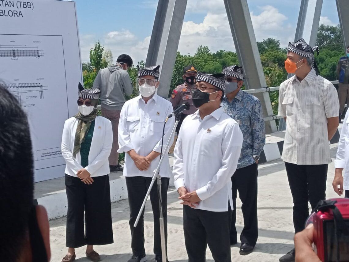 Mensesneg Pratikno saat meresmikan jembatan Terusan Bojonegoro Blora, Minggu (3/1/2020). (Foto: Moch Abdurrochim/Tugu Jatim)