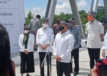 Resmikan Jembatan Terusan Bojonegoro Blora, Mensesneg Nostalgia Kampung Halaman 1 Mensesneg Pratikno saat meresmikan jembatan Terusan Bojonegoro Blora, Minggu (3/1/2020). (Foto: Moch Abdurrochim/Tugu Jatim)