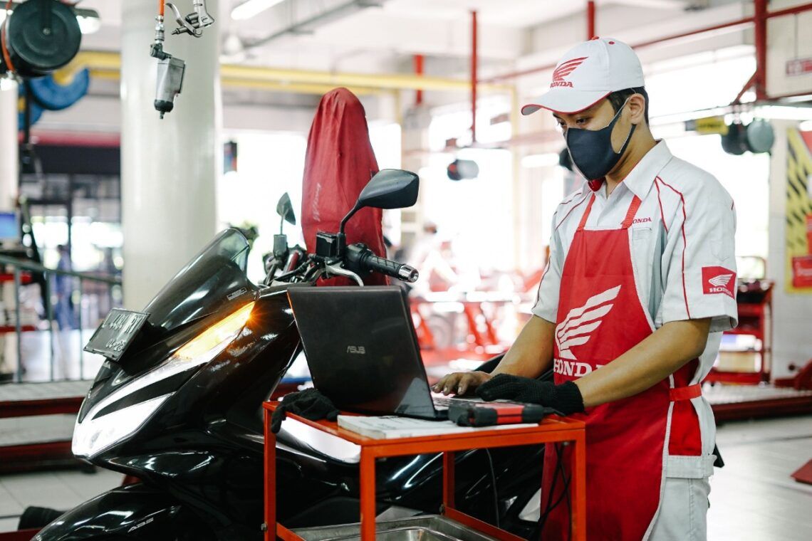 Hindari Hal-hal Berikut agar Terhindar dari Kejadian Motor Terbakar! 1 Perawatan motor rutin dan diakukan oleh ahli sangat diperlukan untuk mencegah hal-hal yang tak diinginkan. (Foto: Dokumen/MPM Motor)