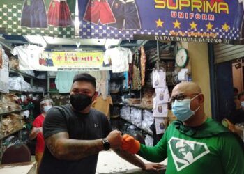 New Man Surabaya, super hero yang jadi ikon protokol kesehatan Kota Surabaya. (Foto: Rangga Aji/Tugu Jatim)