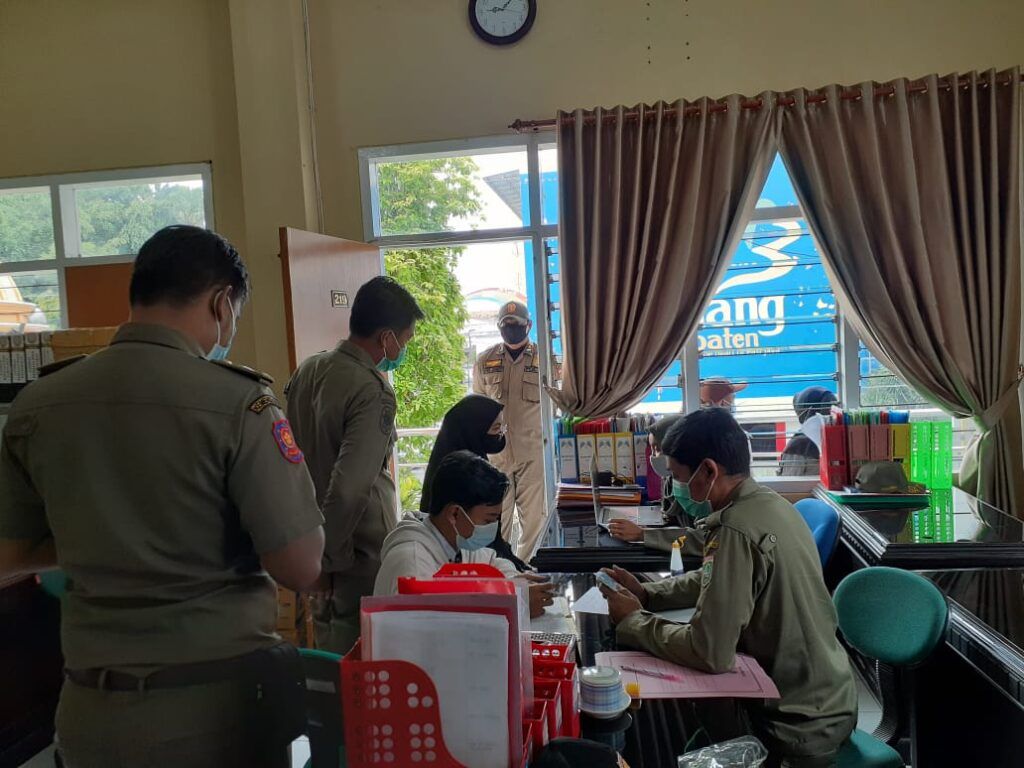 Beberapa pasangan mesum di hotel saat tahun baru di Kabupaten Malang dibawa ke kantor Satpol PP Kabupaten Malang. (Foto: Rizal Adhi/Tugu Malang/Tugu Jatim)