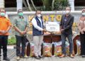 Pemprov Jatim Salurkan 20 Ton Beras dan Rp 2 Miliar untuk Korban Bencana 2 Sekdap Provinsi Jatim, Heru Tjahjono (tiga dari kiri) menerima bantuan 20 ton beras dari Direktur Utama PT Jaya Kirana Sakti, Gagah Eko Wibowo (dua dari kanan) (Foto: Dokumen/Pemprov Jatim)