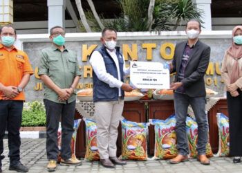 Sekdap Provinsi Jatim, Heru Tjahjono (tiga dari kiri) menerima bantuan 20 ton beras dari Direktur Utama PT Jaya Kirana Sakti, Gagah Eko Wibowo (dua dari kanan) (Foto: Dokumen/Pemprov Jatim)