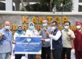 Sekda Prov Jatim, Heru Tjahjono menerima bantuan Rp 300 Juta dari Persatuan Rumah Sakit BUMN Jawa Timur yang tergabung dalam Pertamina Bina Merdeka. (Foto: Dokumen/Pemprov Jatim)