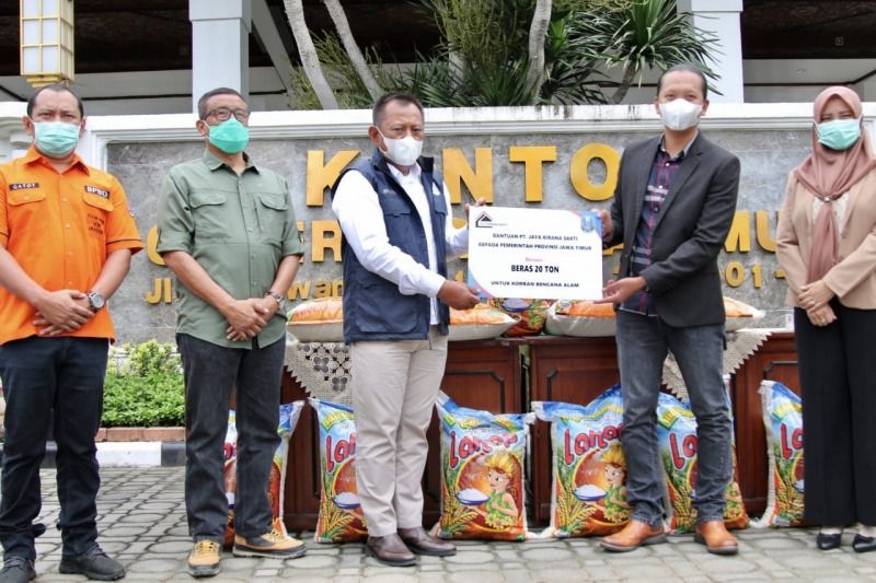 Sekdap Provinsi Jatim, Heru Tjahjono (tiga dari kiri) menerima bantuan 20 ton beras dari Direktur Utama PT Jaya Kirana Sakti, Gagah Eko Wibowo (dua dari kanan) (Foto: Dokumen/Pemprov Jatim)