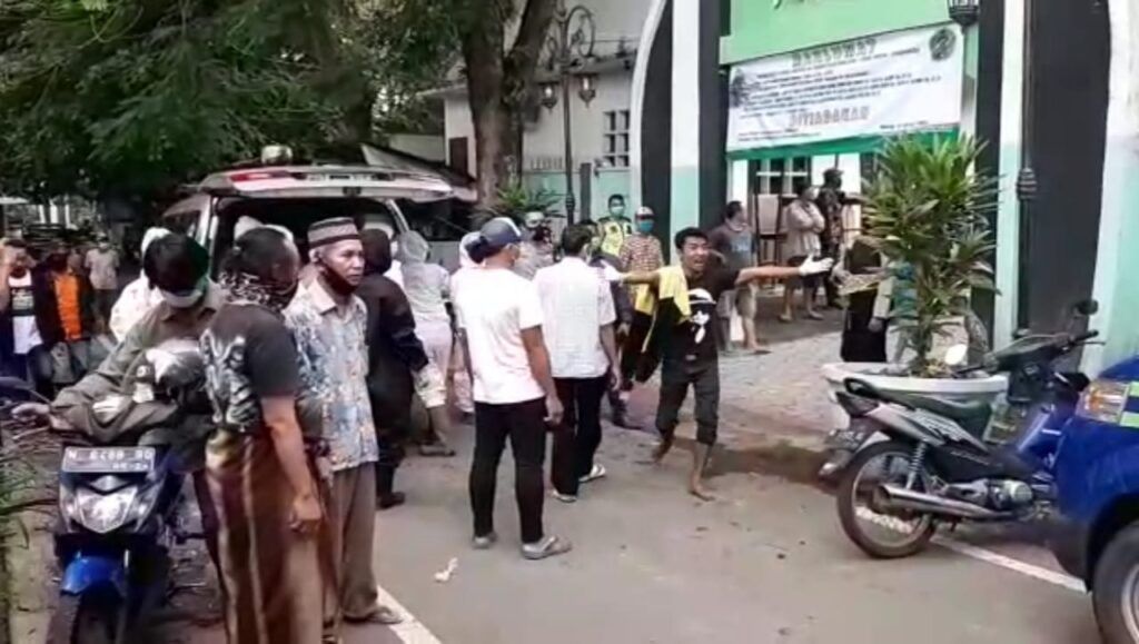 Tangkapan layar video insiden keributan antara pihak keluarga dan petugas pemulasaraan jenazah COVID-19 yang tertukar saat akan dimakamkan. (Foto: Dokumen/Tugu Malang/Tugu Jatim)