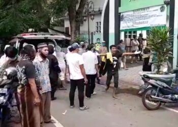 Tangkapan layar video insiden keributan antara pihak keluarga dan petugas pemulasaraan jenazah COVID-19 yang tertukar saat akan dimakamkan. (Foto: Dokumen/Tugu Malang/Tugu Jatim)