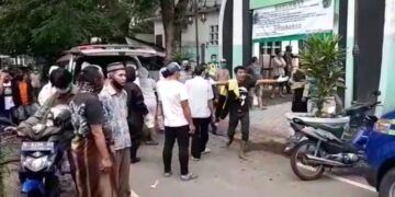 Tangkapan layar video insiden keributan antara pihak keluarga dan petugas pemulasaraan jenazah COVID-19 yang tertukar saat akan dimakamkan. (Foto: Dokumen/Tugu Malang/Tugu Jatim)