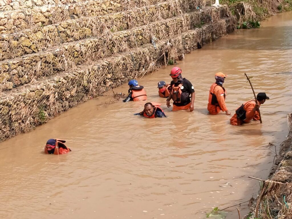 Petugas gabungan sedang melakukan penyisiran korban yang hanyut di Tuban. (Foto: Moch Abdurrochim/Tugu Jatim)