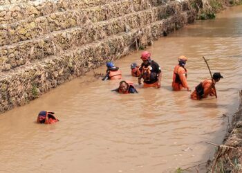 Petugas gabungan sedang melakukan penyisiran korban yang hanyut di Tuban. (Foto: Moch Abdurrochim/Tugu Jatim)