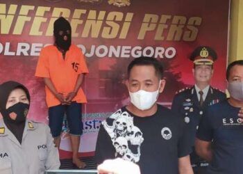 Mempelai pria pengantin baru di Bojonegoro yang ditetapkan tersangka karena dianggap menghasut dan mengundang massa saat pandemi COVID-19. (Foto: Mila Arinda/Tugu Jatim)