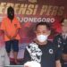 Kronologi Penangkapan Pengantin Pria di Bojonegoro 9 Mempelai pria pengantin baru di Bojonegoro yang ditetapkan tersangka karena dianggap menghasut dan mengundang massa saat pandemi COVID-19. (Foto: Mila Arinda/Tugu Jatim)