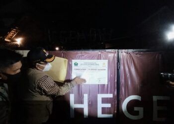 Wali Kota Malang Sutiaji menyegel langsung kedai Hegemoni Kopi yang nekat buka secara sembunyi-sembunyi saat masa PPKM, Sabtu (16/1/2021). (Foto: Azmy/Tugu Malang/Tugu Jatim)