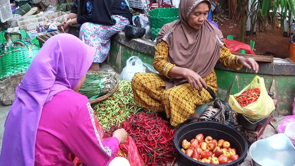 Ilustrasi penjual cabai yang semakin mahal di pasaran. (Foto: Moch Abdurrochim/Tugu Jatim)