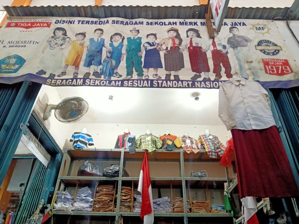 Penjualan seragam sekolah di Lamongan menurun drastis sejak pandemi COVID-19 menyerang. (Foto: Mila Arinda/Tugu Jatim)