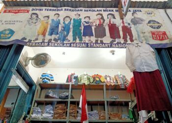 Penjualan seragam sekolah di Lamongan menurun drastis sejak pandemi COVID-19 menyerang. (Foto: Mila Arinda/Tugu Jatim)