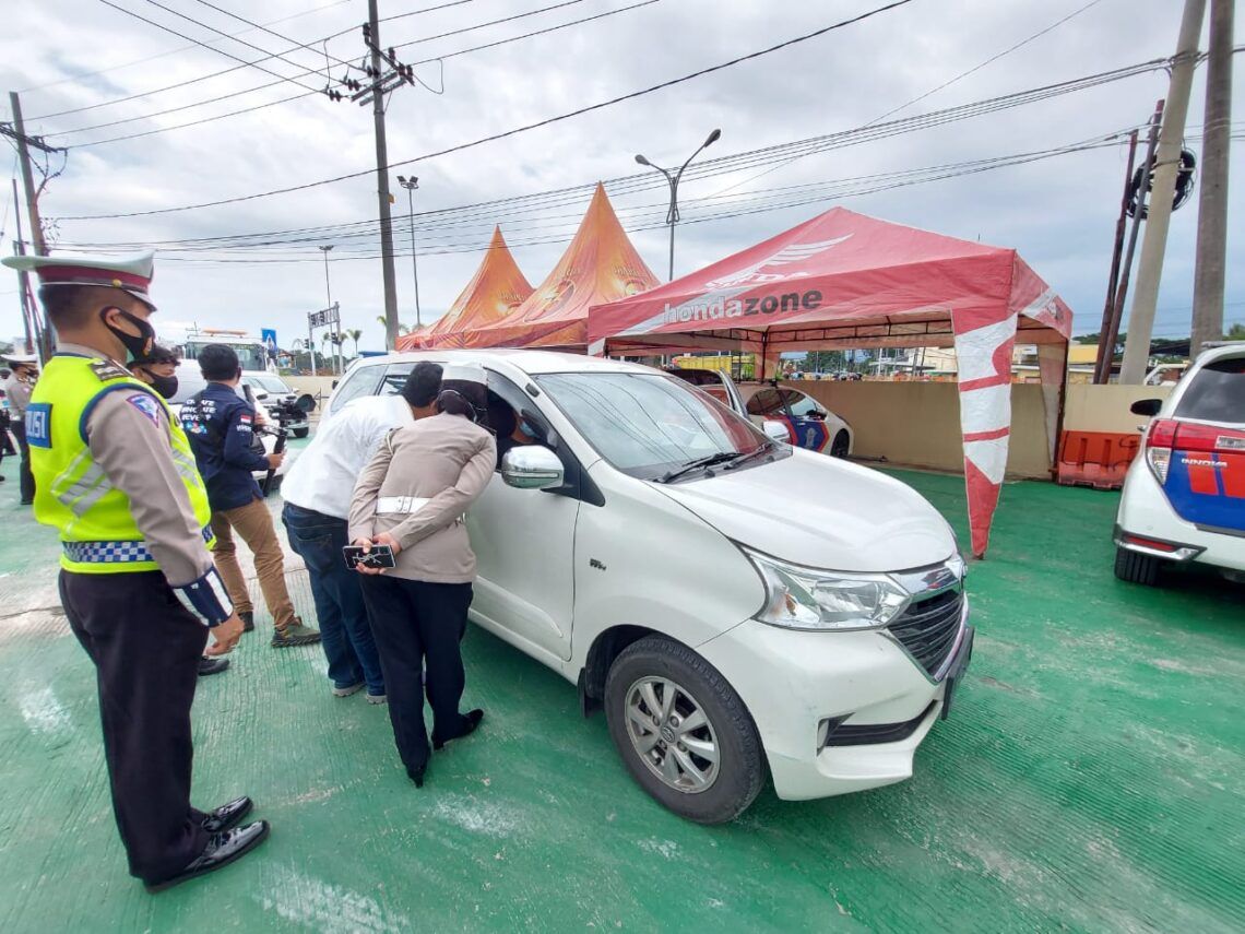 Mobil berpenumpang reaktif COVID-19 dipulangkan oleh Satlantas Polres Malang. (Foto: Rizal Adhi/Tugu Malang/Tugu Jatim)