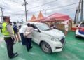 Mobil berpenumpang reaktif COVID-19 dipulangkan oleh Satlantas Polres Malang. (Foto: Rizal Adhi/Tugu Malang/Tugu Jatim)
