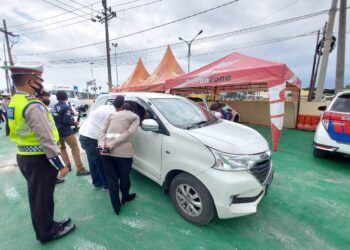 Mobil berpenumpang reaktif COVID-19 dipulangkan oleh Satlantas Polres Malang. (Foto: Rizal Adhi/Tugu Malang/Tugu Jatim)