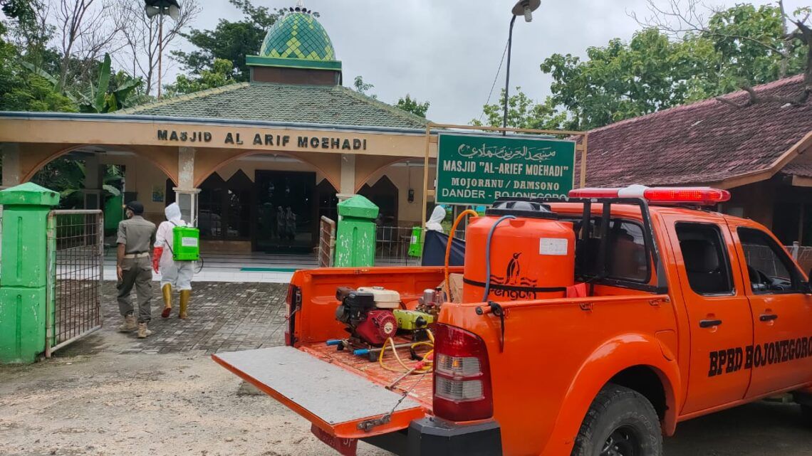 Pemkab Bojonegoro Rutin Lakukan Penyemprotan Disinfektan di Tempat Umum 1 Penyemprotan dengan cairan disinfektan di tempat umum yang dilakukan Pemkab Bojonegoro misalnya dilakukan di masjid. (Foto: BPBD Bojonegoro)