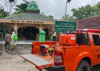 Penyemprotan dengan cairan disinfektan di tempat umum yang dilakukan Pemkab Bojonegoro misalnya dilakukan di masjid. (Foto: BPBD Bojonegoro)