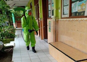 Penyemprotan cairan disinfektan di sekolah-sekolah di Bojonegoro. (Foto: Humas Pemkab Bojonegoro)