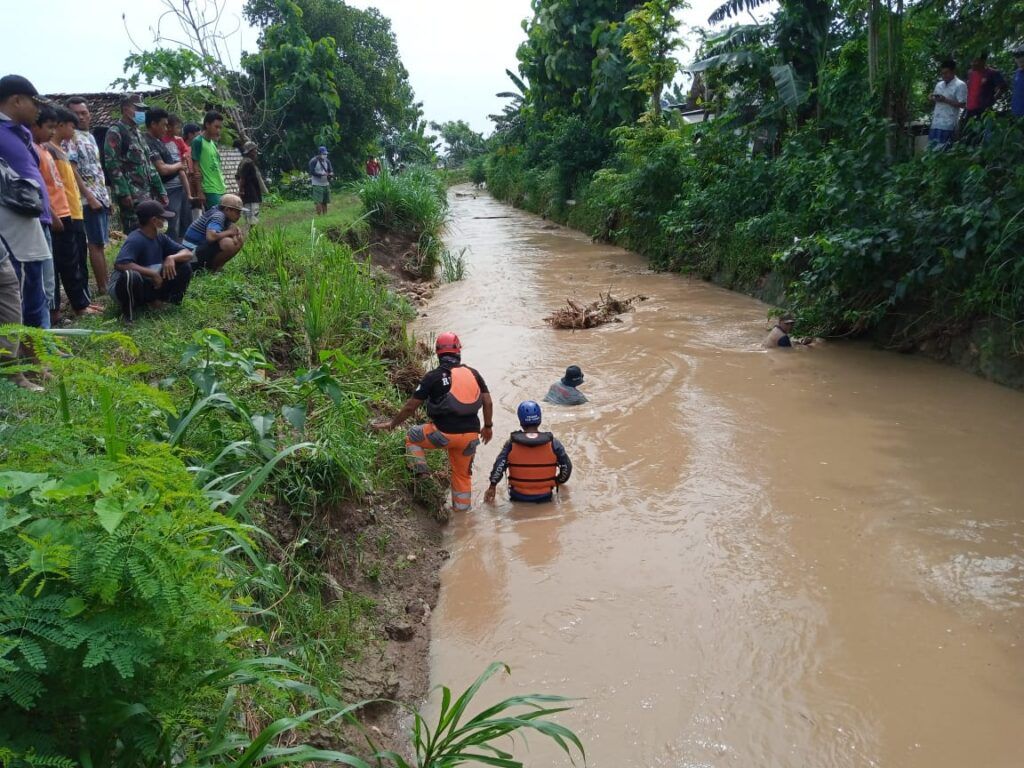 Warga dan petugas dari BPBD Tuban, Basarnas, dan Polri melakukan penyisiran secada manual di Sungai Avour Suru. (Foto: Moch Abdurrochim/Tugu Jatim)