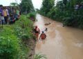 Warga dan petugas dari BPBD Tuban, Basarnas, dan Polri melakukan penyisiran secada manual di Sungai Avour Suru. (Foto: Moch Abdurrochim/Tugu Jatim)