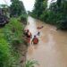 Warga dan petugas dari BPBD Tuban, Basarnas, dan Polri melakukan penyisiran secada manual di Sungai Avour Suru. (Foto: Moch Abdurrochim/Tugu Jatim)
