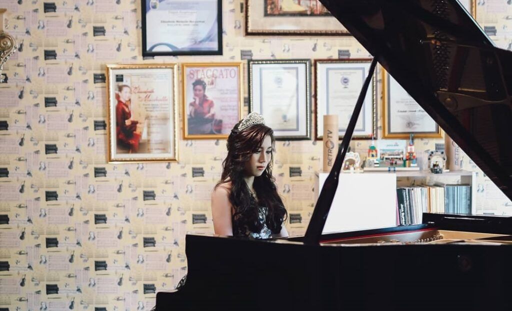 Elizabeth Michelle Heryawan saat bermain piano. (Foto: Instagram Elizabeth Michelle Heryawan) tugu jatim