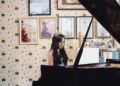 Elizabeth Michelle Heryawan saat bermain piano. (Foto: Instagram Elizabeth Michelle Heryawan) tugu jatim