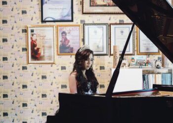 Elizabeth Michelle Heryawan saat bermain piano. (Foto: Instagram Elizabeth Michelle Heryawan) tugu jatim